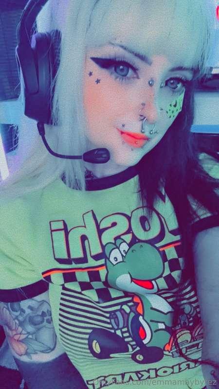 Go check out my hot ass gamer content uploaded tnight @emmam..