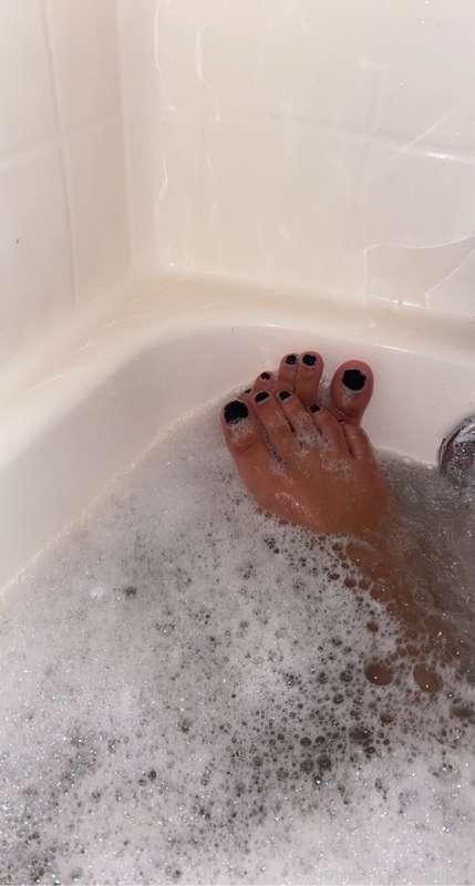 anyone like feet n toes?🤨