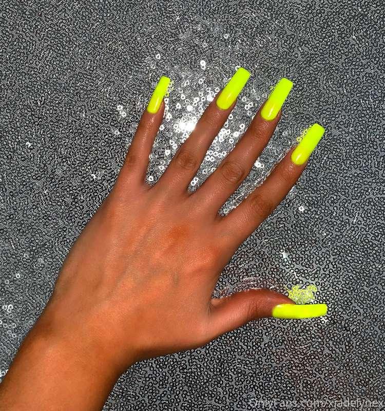 New sexy long fake nails💅🏽bright neon yellow💛i love them😍do ..