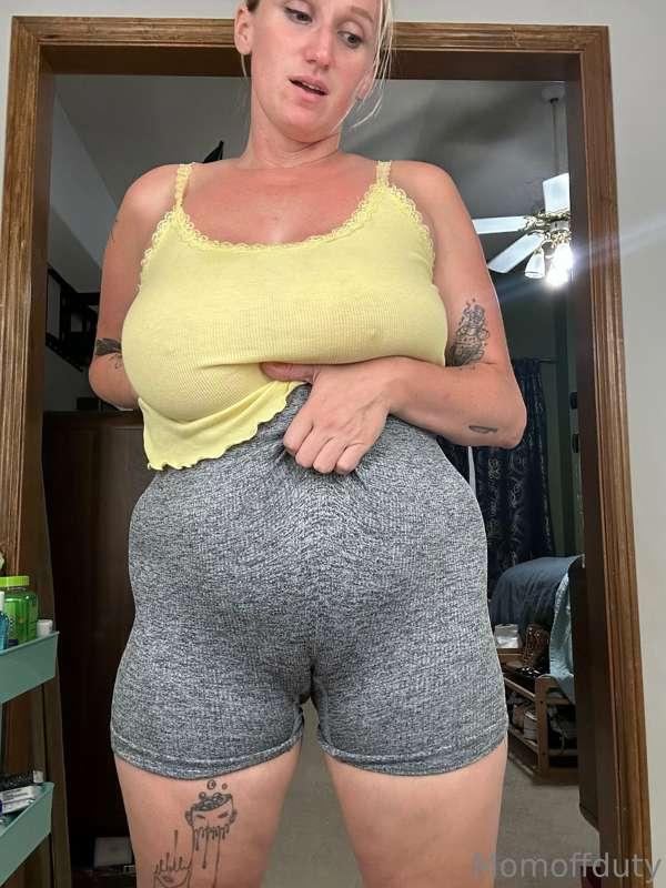 Little camel toe to end my night 

Good night babe 😘