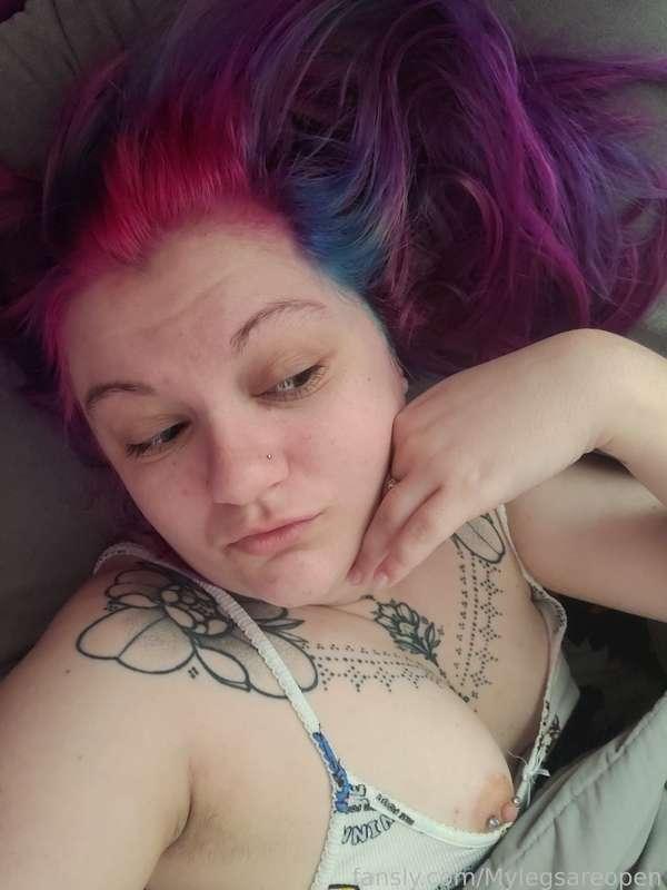 I woke up like this, could only be improved with company 😇

Sub to see new videos coming with my new hair soon! 💖

#altgirl #alt #selfie #tatted #tattoos #pierced #nipplepiercing #cute #face