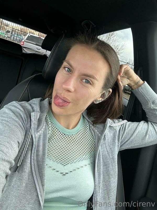 How’s your day? Let’s chat in the DMs about it. 😈😛