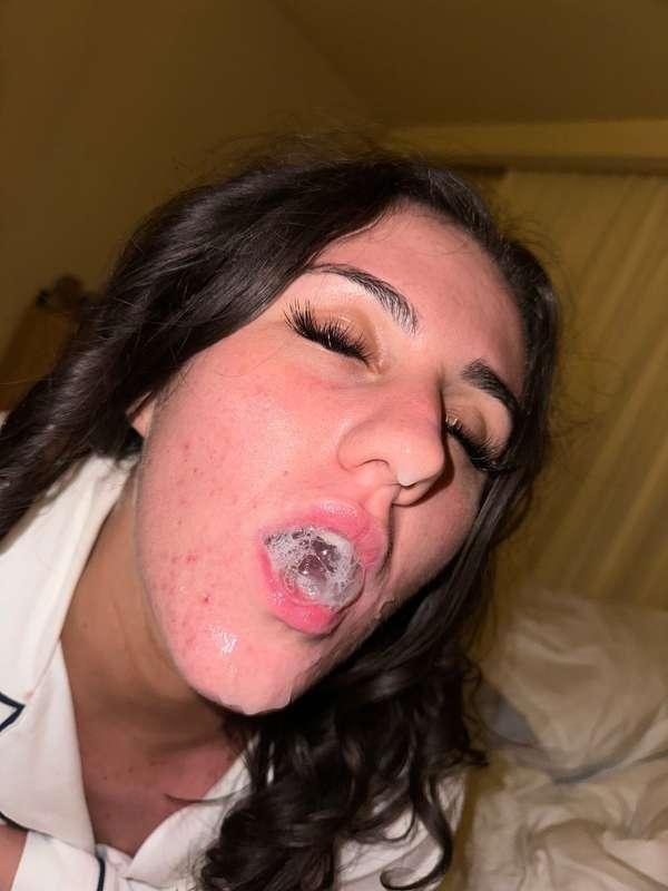 Horny and wet baby cum chat to me right now im waiting for y..