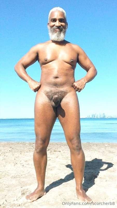 Frisky Friday!#beard #musculardaddy #gay #feet #gaycruising ..