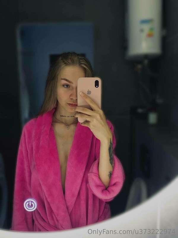 I think I should take off this pink robe🥰😏