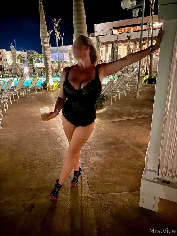 A few more of me in my lingerie and heels 👠