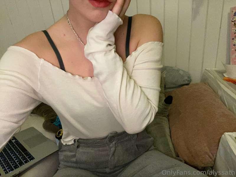Lazy day 🖤 How's yours going?