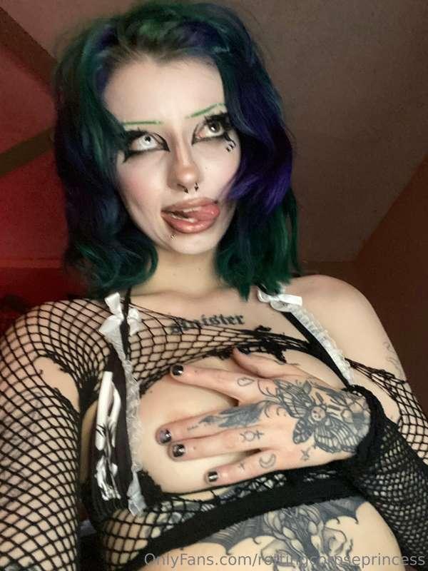 1 sub away from 600😭😭🖤🖤 free titty pic once we hit it!!