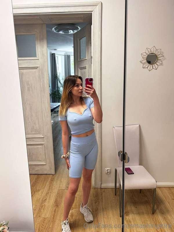 It's evening, which means it's time to work out🥰😋😘
