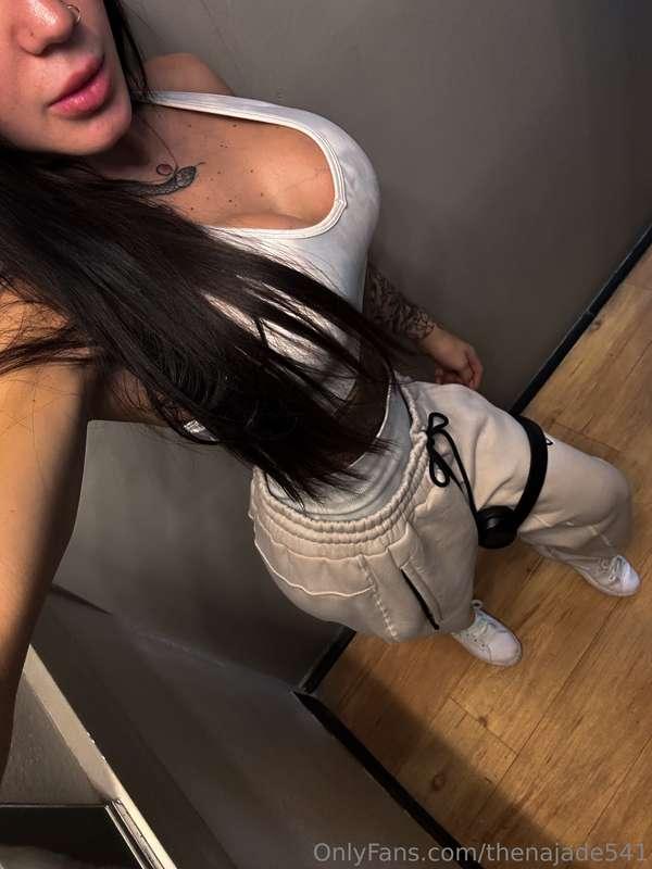 Join me for a steamy gym session.🥵