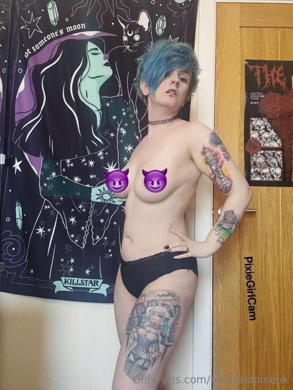 @PIXIEGIRLCAM is the hottest busty Brit, that loves being br..