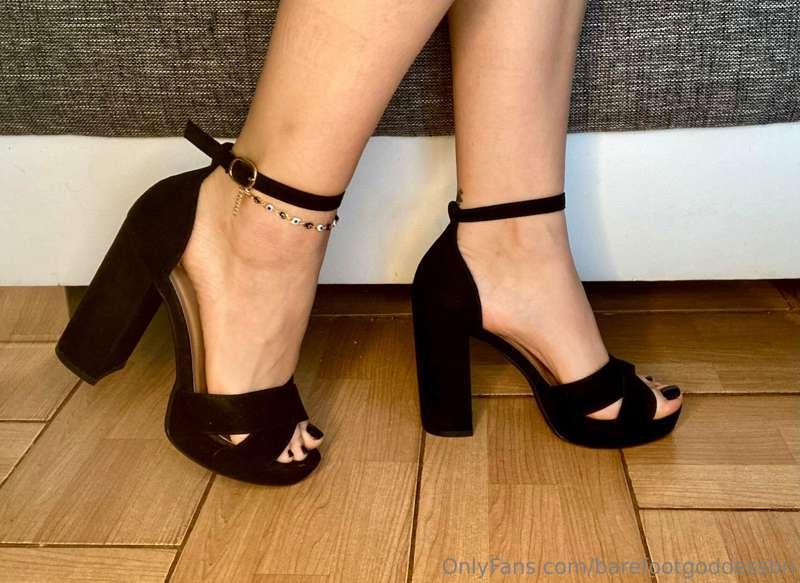 Do you want to see more posts with heels on? 🧐😏