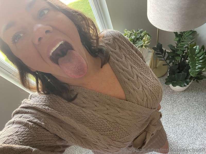 🥰😇👅