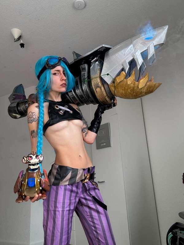 Jinx tears her underwear apart for you