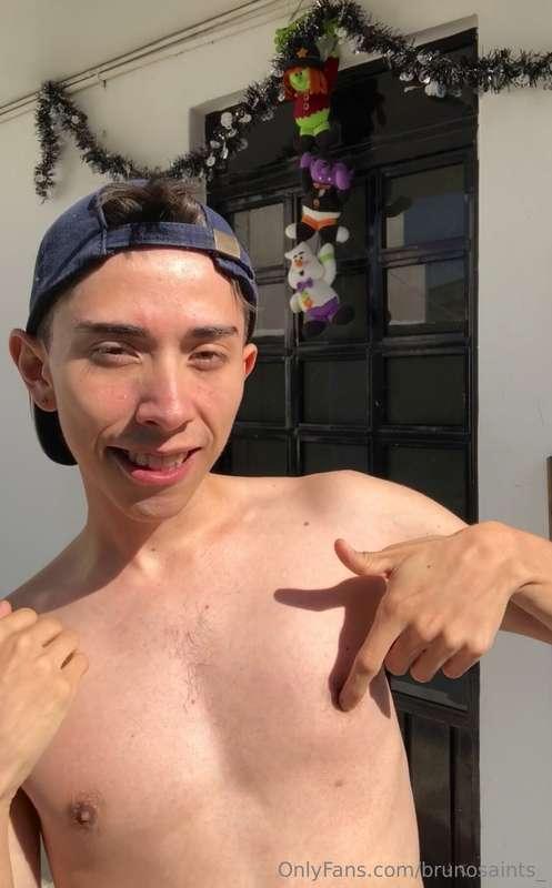 Tomando un baño de sol y mostrando mis axilas peludas y mis ..