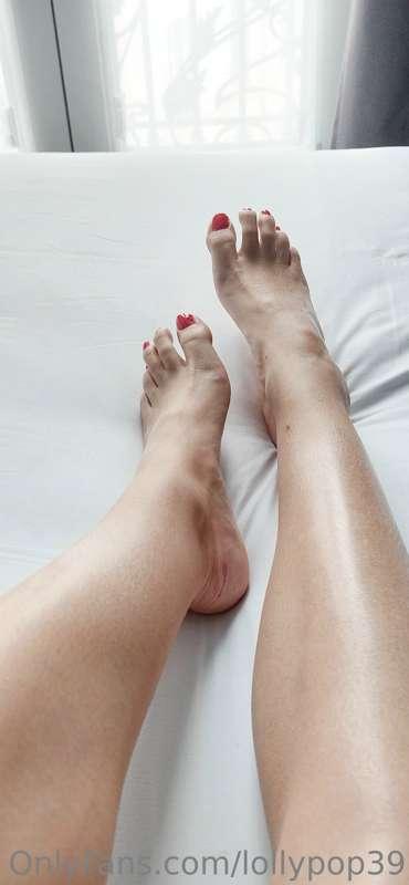 It's saturday, let yourself go, come and relax in bed with m..
