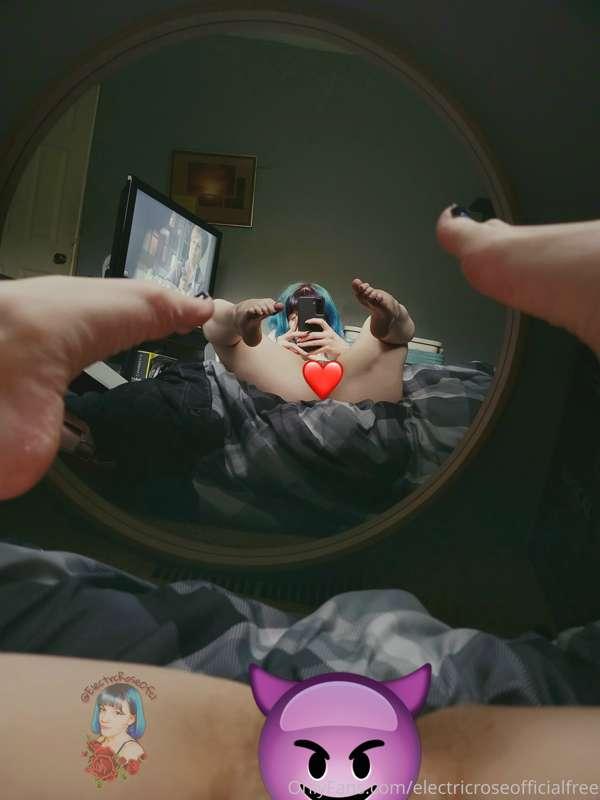 You know you want to see what the reflection is hiding 😈😘