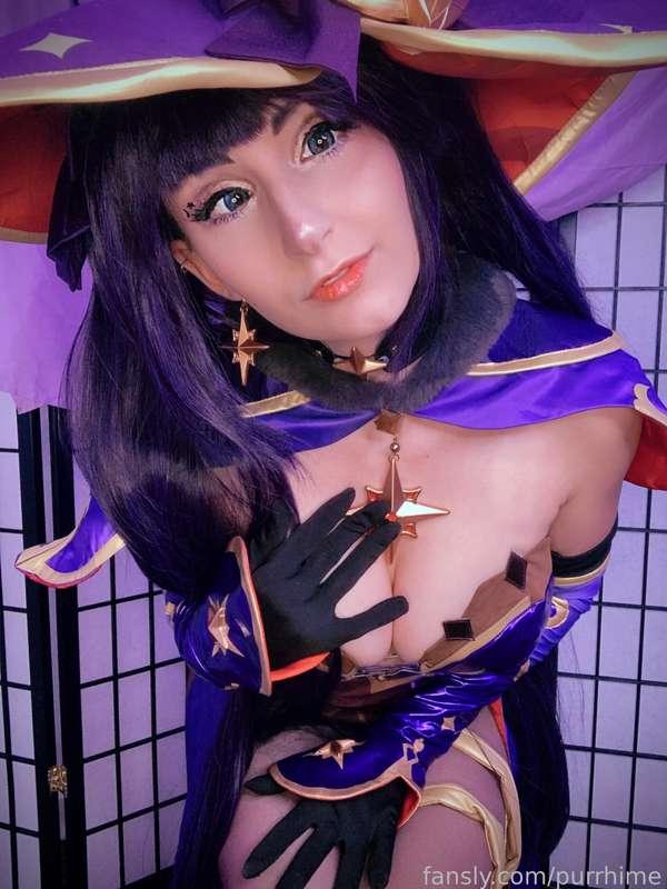 Hiii! Long time no see hehe :3
Sorry school has been kicking my ass BUT i did shoot some content i’m finally getting to editing between homework stuff and I’m loving it! The first is one of two sets of Mona from Genshin Impact-the second one will be dropping tomorrow is in lingerie whereas this one is in her costume- a tight fitting bodysuit with sheer stockings! Lots of sole/feet shots in this one 😳🤭 i was really feeling myself. 

Which other Genshin Impact characters would you like to see me cosplay?