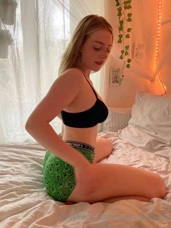 Who wants to play Minecraft with me??💖
