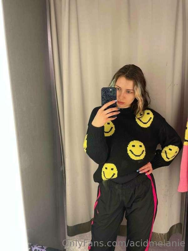 I want you to rip my hoodie off the second you see me😏😏