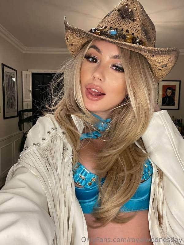 Giddy up, cowboy 🤠 and happy royal Wednesday! 💙
