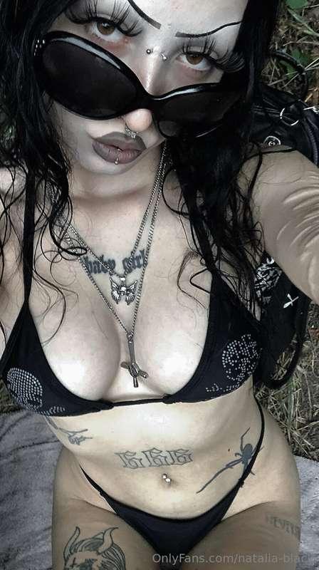 sitze im bikini am see mir ist heiß und langweilig.. schreib..