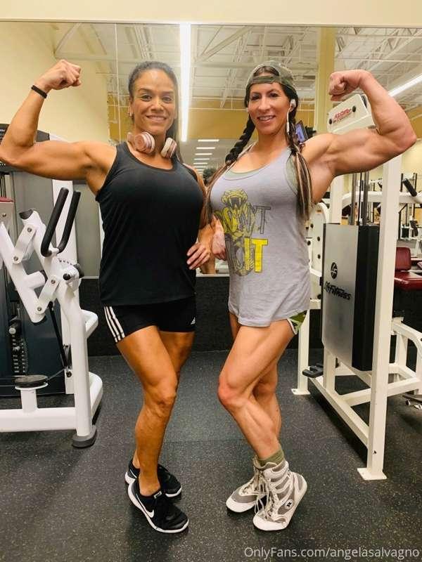 Woohoo! My friend and I flexing our muscles!! Gun show! 💪🏼😊