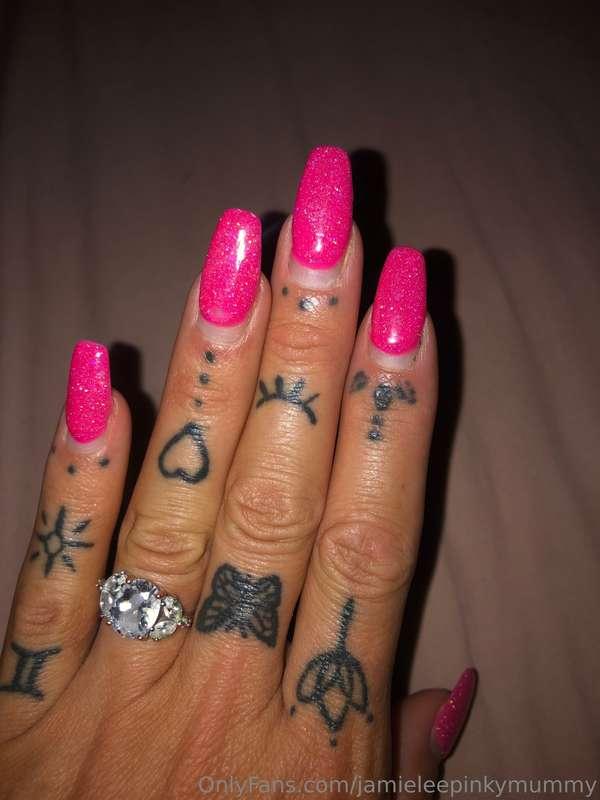 Anyone wanna treat me to get my nails done ?? £40 😘