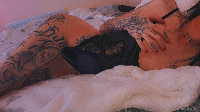 always suck her left titty first 🫦 it's closest to her heart..