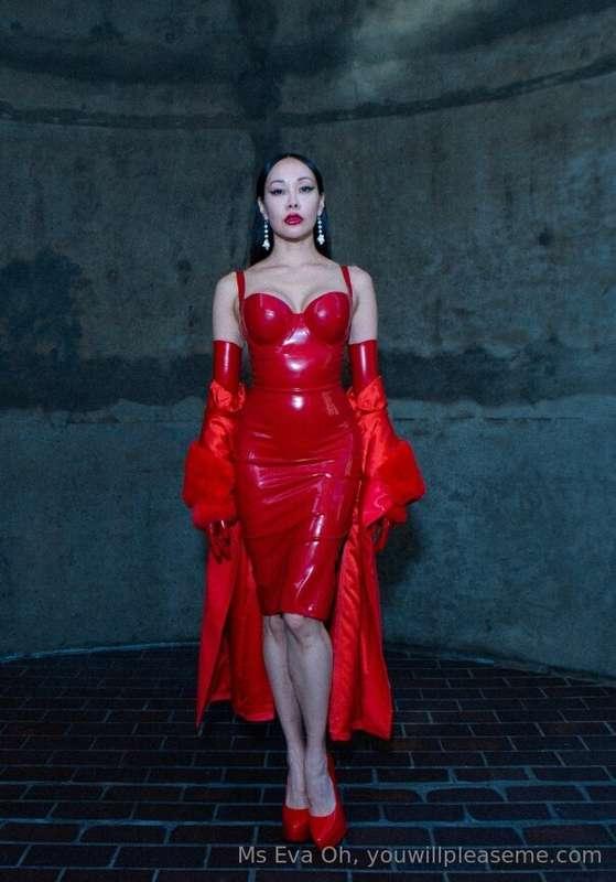 Kneel down to your Mistress 🖤