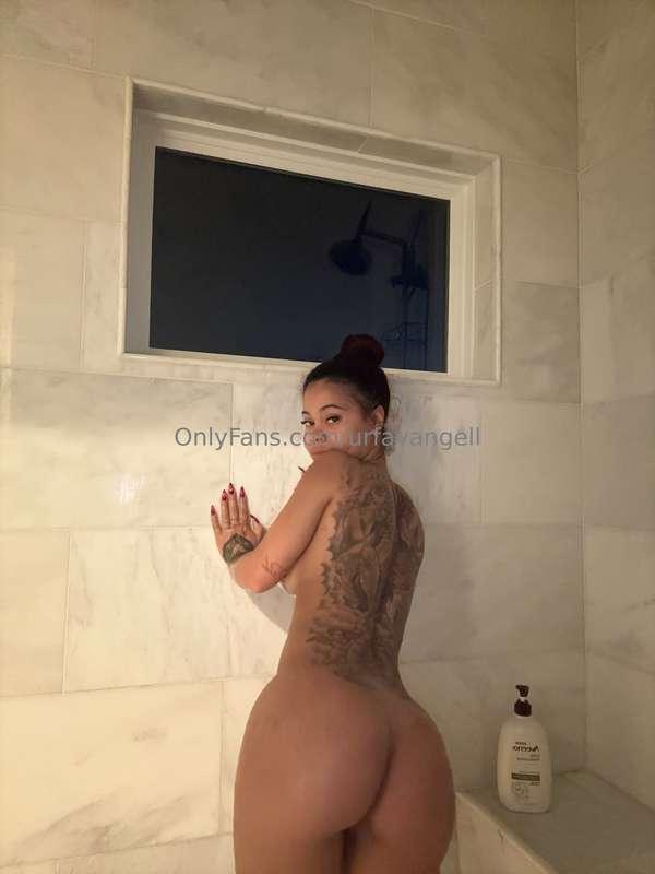 SHOWER LIVE TONIGHT👀👀🤍🤍Get me extra wet for my dildo @730 pm..