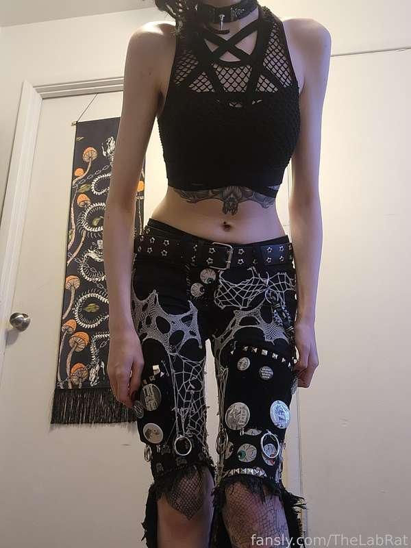 🖤🖤Good morning🖤🖤
🖤Last night's outfit🖤

#FYP #SFW #OOTD #fyp #goth #alt #petite #fishnet #croptop #punk #alternative