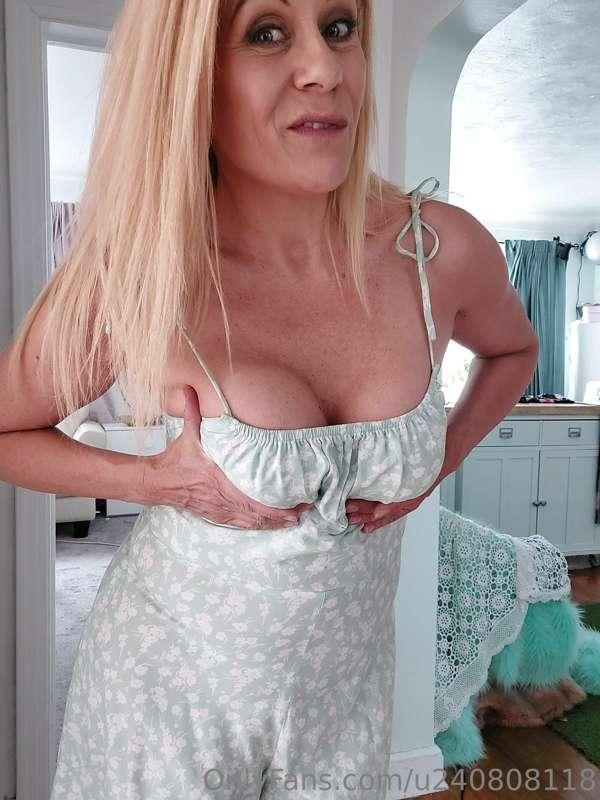 Sundress and running shoes sexy teaser picture and video set..