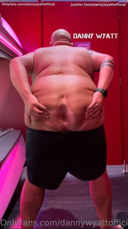 Anyone care to eat or fuck this raised man hole? 😜