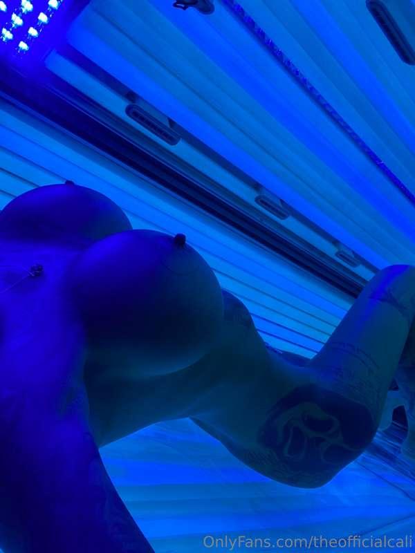 Always have to take a sunbed selfie for you guys 😜