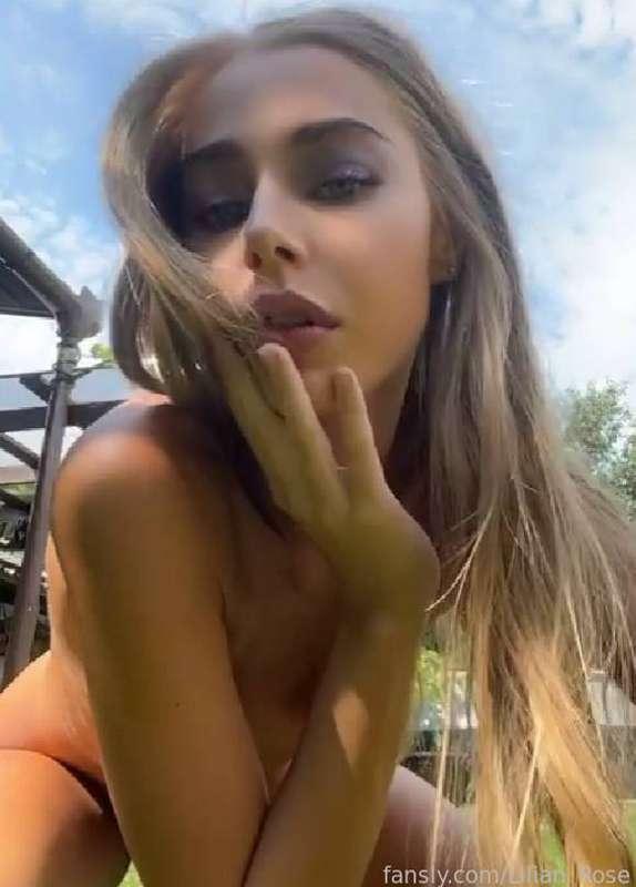 Fully naked on my backyard fucking my pussy 😳 do you think my neighbors might have enjoyed a free show? 

#fansly #fanslymodel #contentcreator #pussy #fuck #dildo #blowjob #exclusivecontent 
