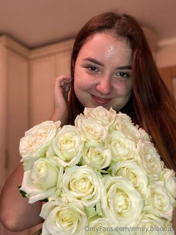 Surrounded by beauty 🌼 Feeling as fresh as these flowers.