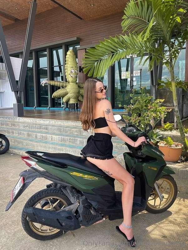 A bike ride along the sea with a beautiful view and me  😍
