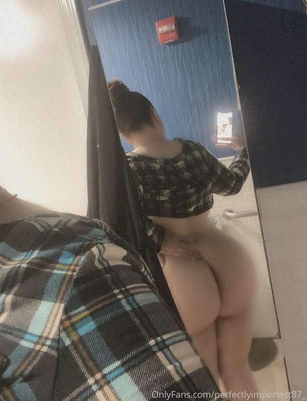 Bored at work so why not take a bathroom break 😳