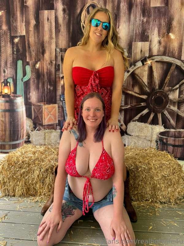 Hubbies two favorite girls 😍 with @hotwifekk
