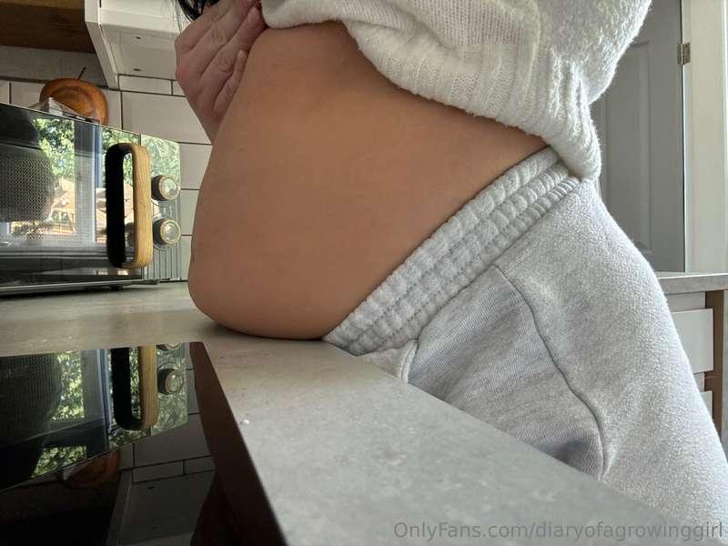 my belly on the counter top 🤭   the difference in the photos..