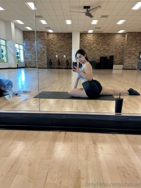 Leg day? More like 'make 'em stare day😉🔥