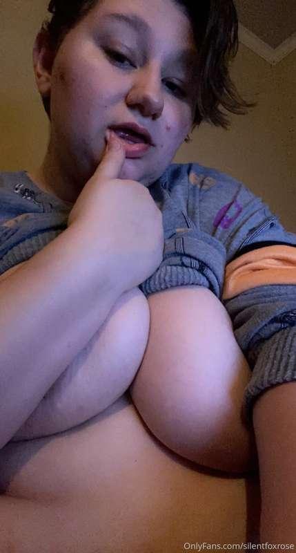 Might try to make a low quality JOI vid… would that be fun? ..