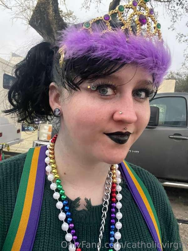 Throw me something, mister!!!💚💜💛