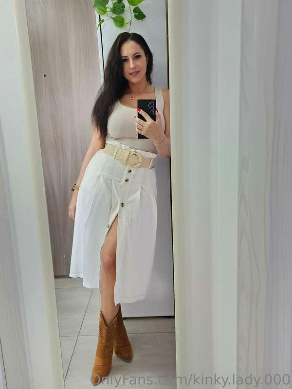 So easy to play with my pussy when i wear skirts like this