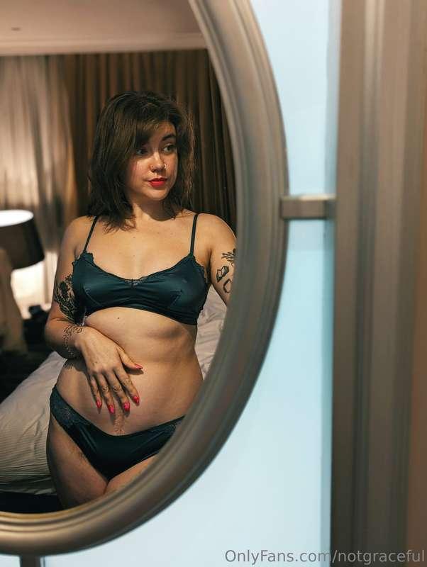 I'm v v turned on. Anyone wanna sext? DM me. 🥰