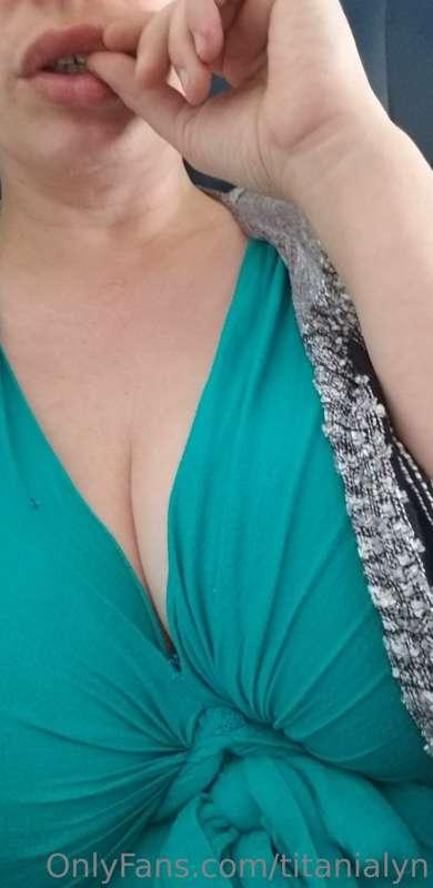 Omg.... I'm flying first class without a bra! Wanna see me g..