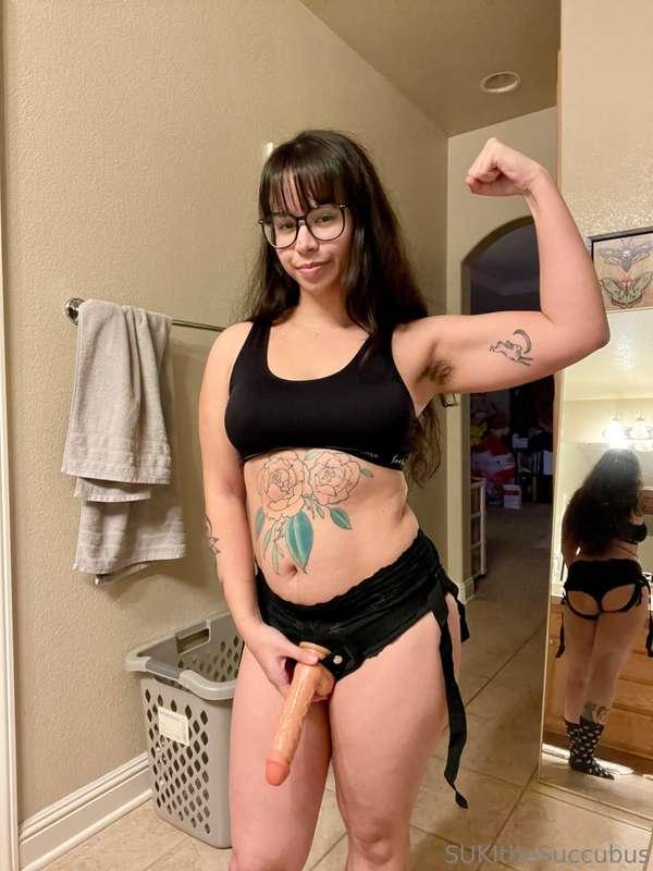 anyone wanna get topped by their thicc hairy mommy?