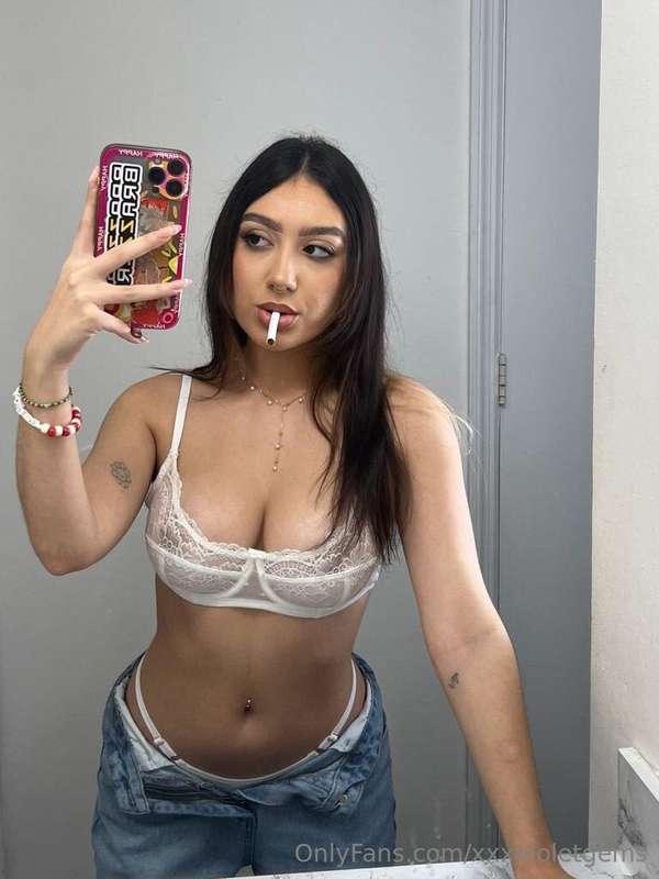 Just a girl n her cig ❣️