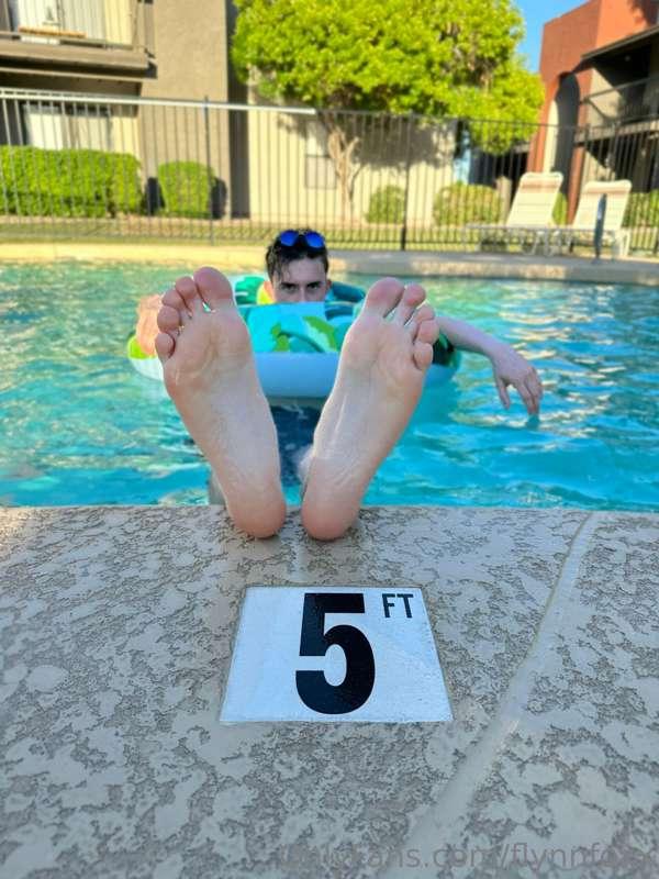 Poolside feet 🦶